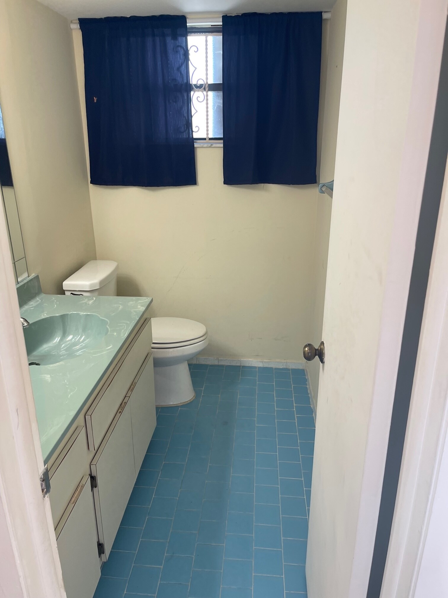 Half bathroom - 7300 Wayne Ave