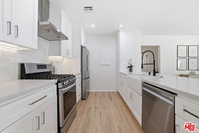 Building Photo - 4958 Canoga Ave