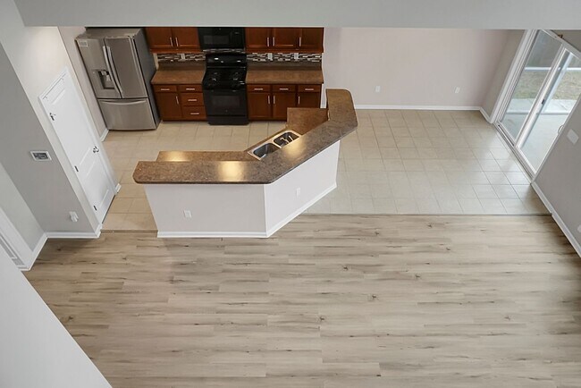 Building Photo - 3 bedrooms, 2.5 bathrooms  2-car garage in...