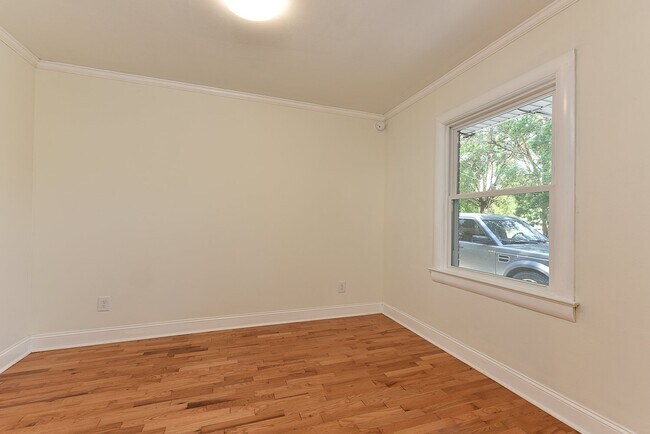 Building Photo - Walking Distance to UNCW