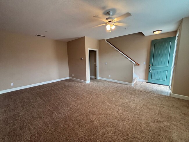 Building Photo - Beautiful Condominum Across From Great Pub...