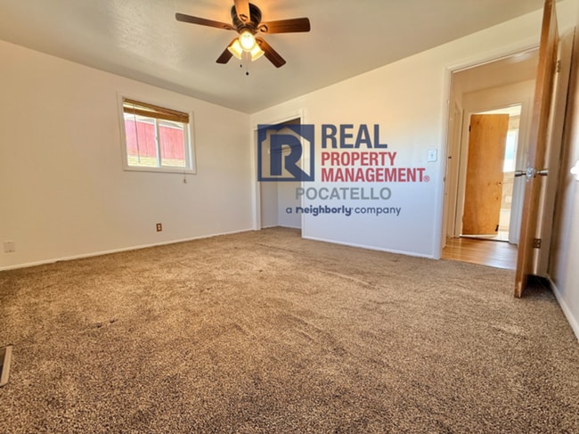 Building Photo - 4 Bedroom 2 bath House - Dog friendly