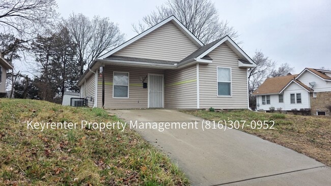 Building Photo - 4 Bedroom 2 Bath