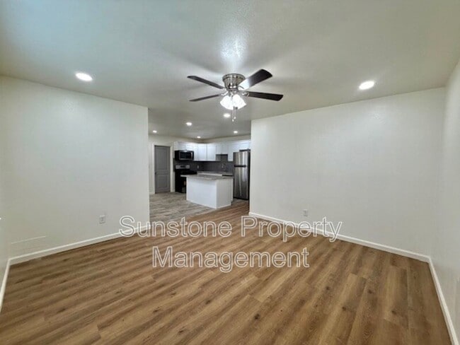 Building Photo - 305 N Dogwood St