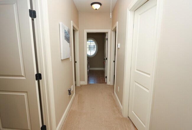 Building Photo - 504 Village Walk Ln