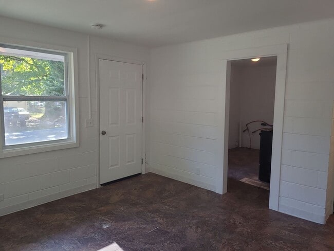 Building Photo - 2 Bedroom 1 Bathroom Apartment in Red Bank! Vouchers Accepted!