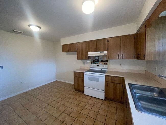 Building Photo - 2/1 FOR RENT in Ft. Pierce - Middle Unit - Triplex