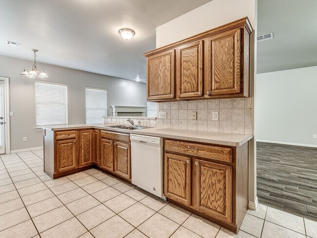 Building Photo - Well kept home in Edmond + 3 bedrooms + Office + Edmond Schools