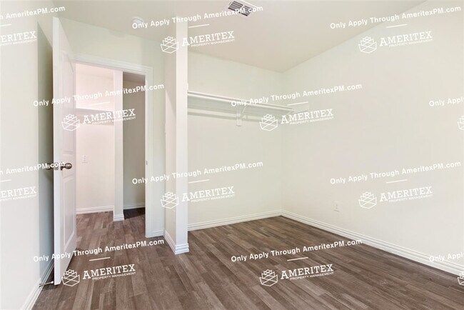 Building Photo - 112 Pinebrook Pl