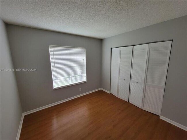 Building Photo - 928 Falling Water Rd