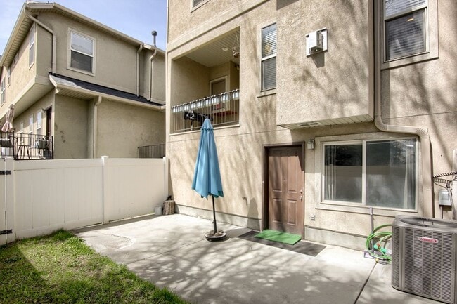 Building Photo - 3 Bedroom / 3.5 Bathroom Townhome in Millc...