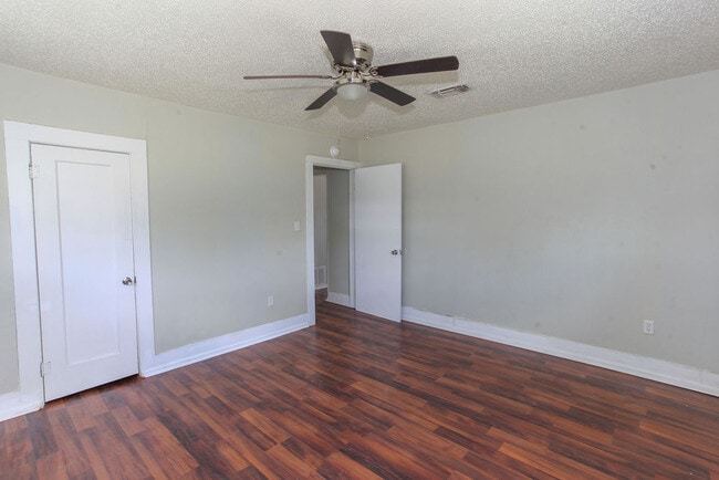 Building Photo - 701 E 14th St