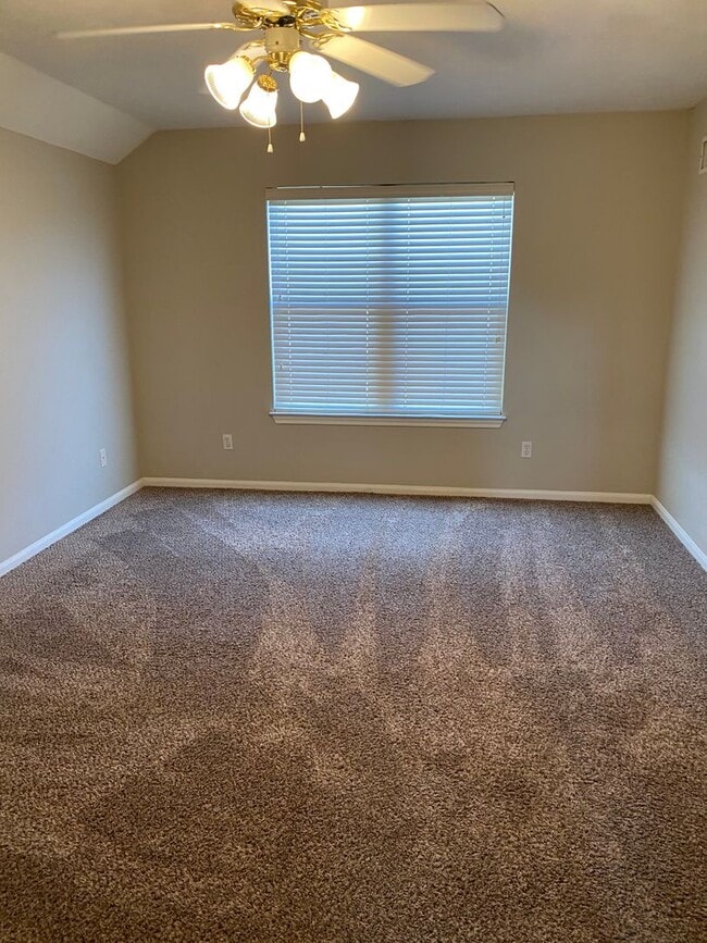 Building Photo - THREE BEDROOMS TWO BATHS, FENCED BACKYARD, ON SHUTTLE ROUTE