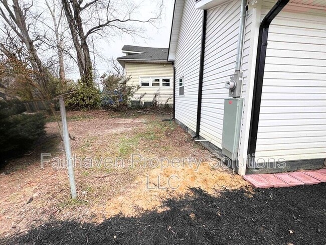 Building Photo - 2827 E 5th Ave