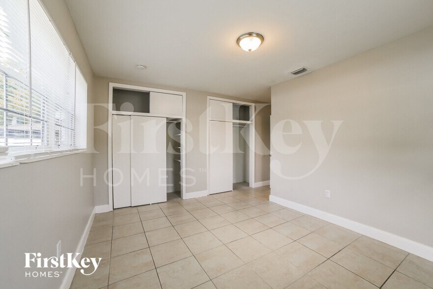 Building Photo - 2807 Utopia Dr