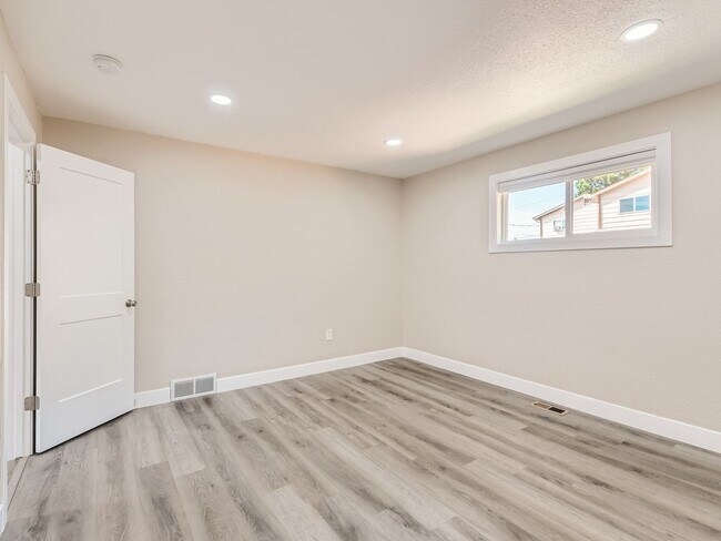 Building Photo - Hale neighborhood duplex with a large pati...