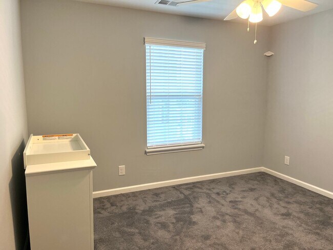 Building Photo - Remodeled 2 Bedroom, 2 Bath Furnished Cond...