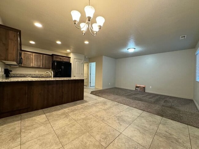 Building Photo - 3 bdrm 2 1/2 bth townhouse 1 Car Garage