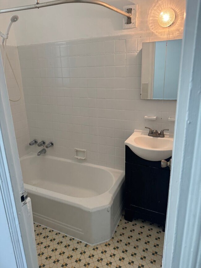 Building Photo - Studio, 1 bathroom apartment ready for mov...