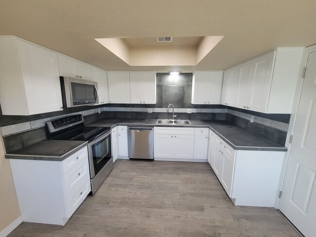 Building Photo - 2975 Aladdin Dr