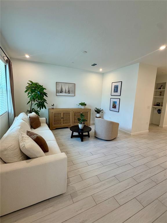 Building Photo - 9855 Walkway Dr