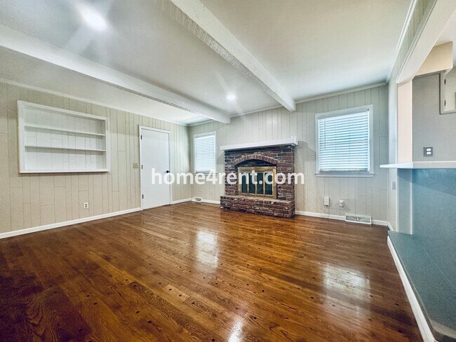 Building Photo - Cozy Ranch Home in Shawnee w/ Plenty of Natural Light, Wood Floors Throughout and an Updated Kitc...