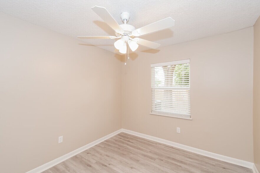 Building Photo - 4219 Pointe Haven Dr S