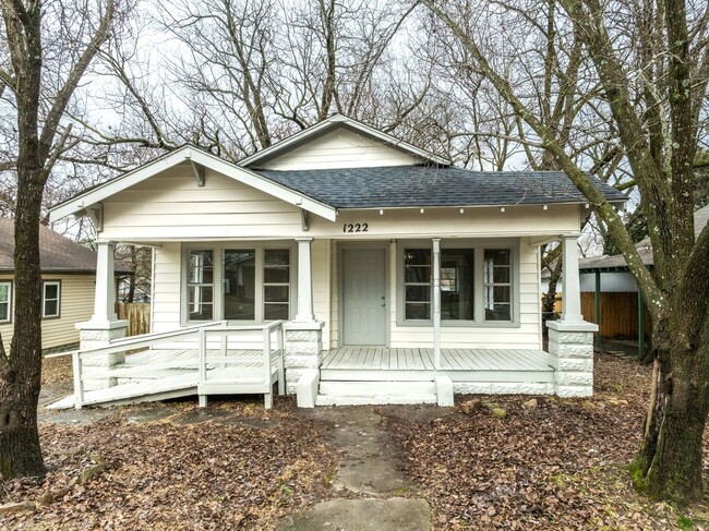 Building Photo - Freshly Updated 3 Bedroom House