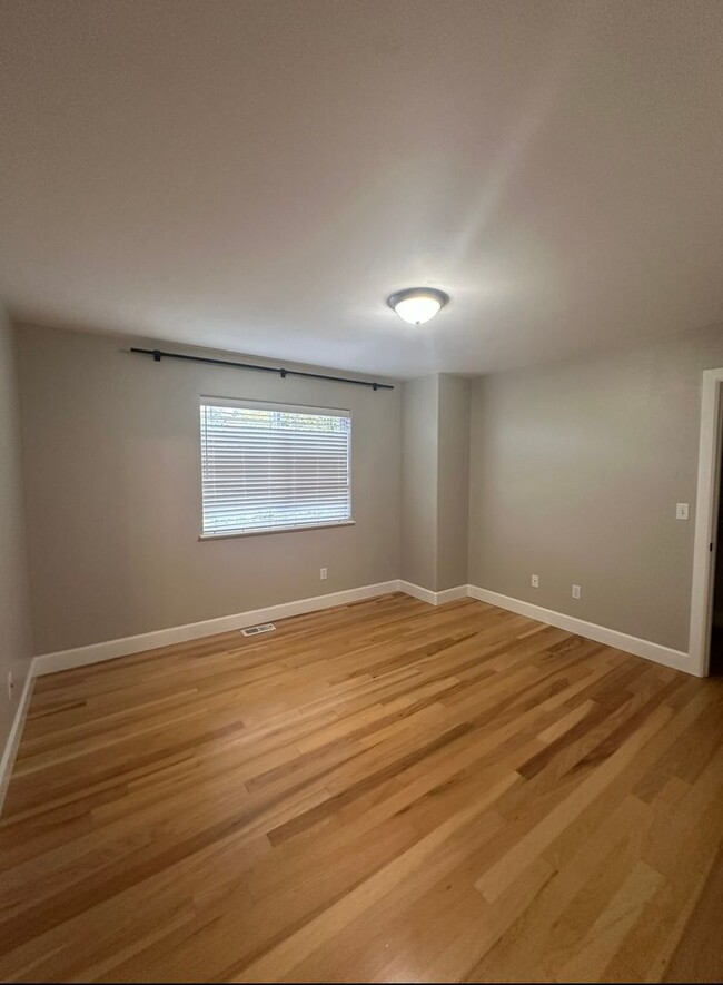 Building Photo - Stunning 3 level home with beautiful views