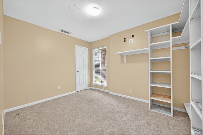 Building Photo - 647 Hollandbridge Ln