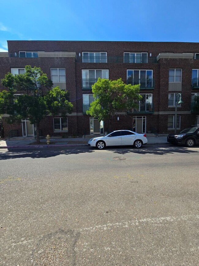 Building Photo - Luxurious 2BR , 2BA 2nd floor loft in East Downtown Area- aprox 1650 sq ft