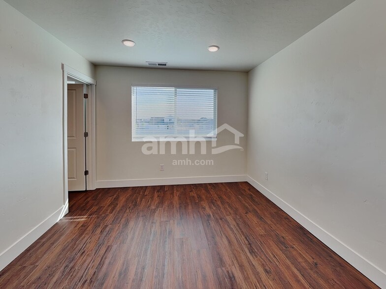 Building Photo - 9357 W Clancy St