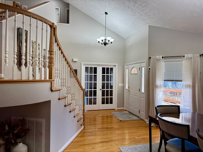 Building Photo - Spacious Two-Story Home in Blacksburg