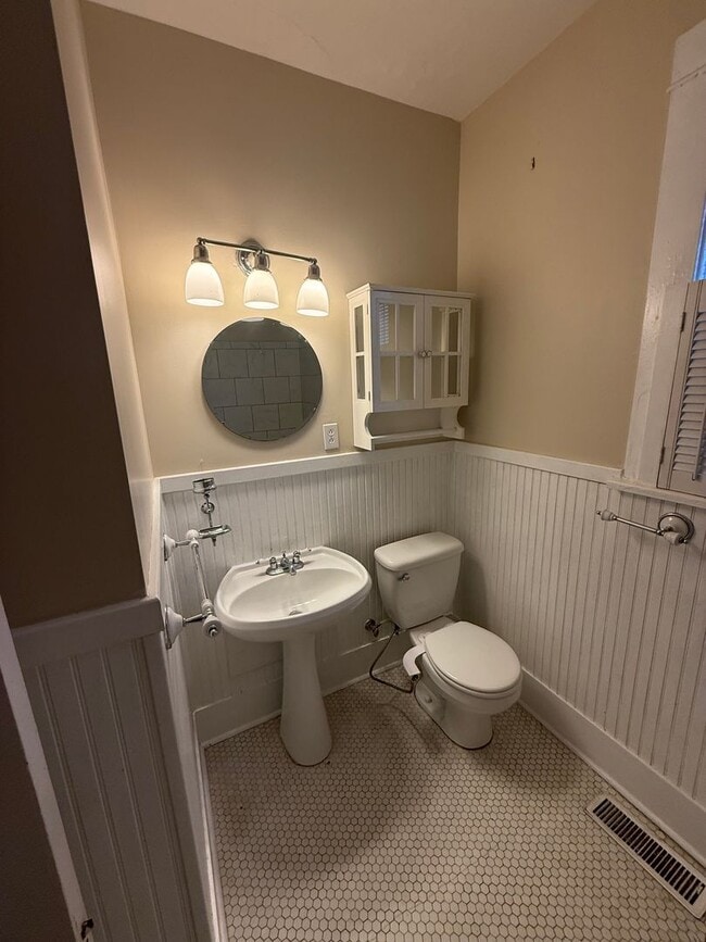 Building Photo - Newly Renovated Cozy & Convenient