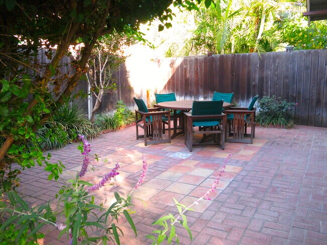 Studio Patio - 1948 N Van Ness Ave