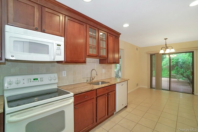 Building Photo - 23 Meadowood Dr