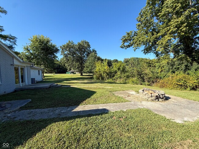 Building Photo - 902 E Bunker Hill Rd