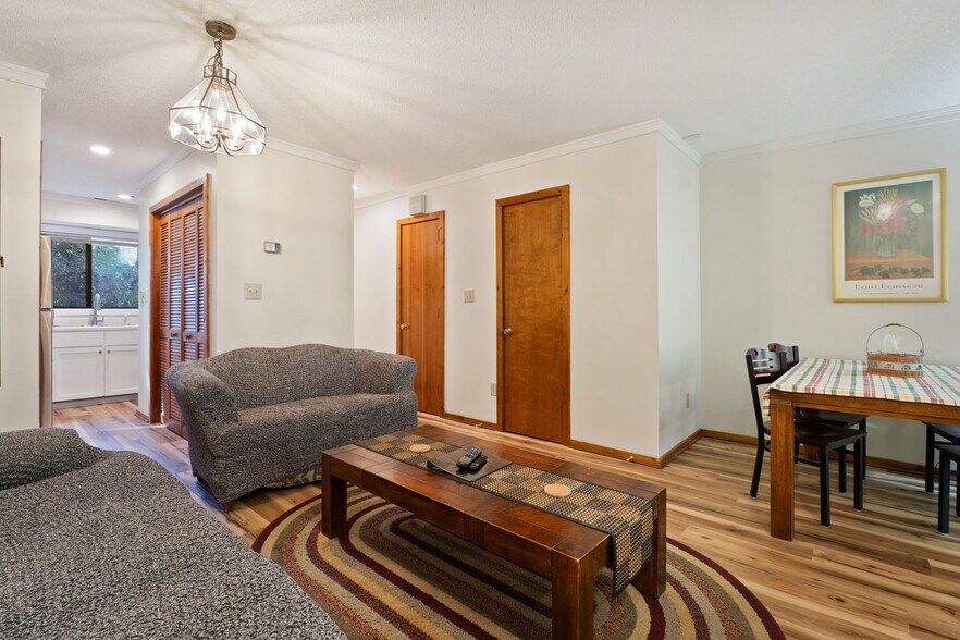 Building Photo - 609 Hillsborough St