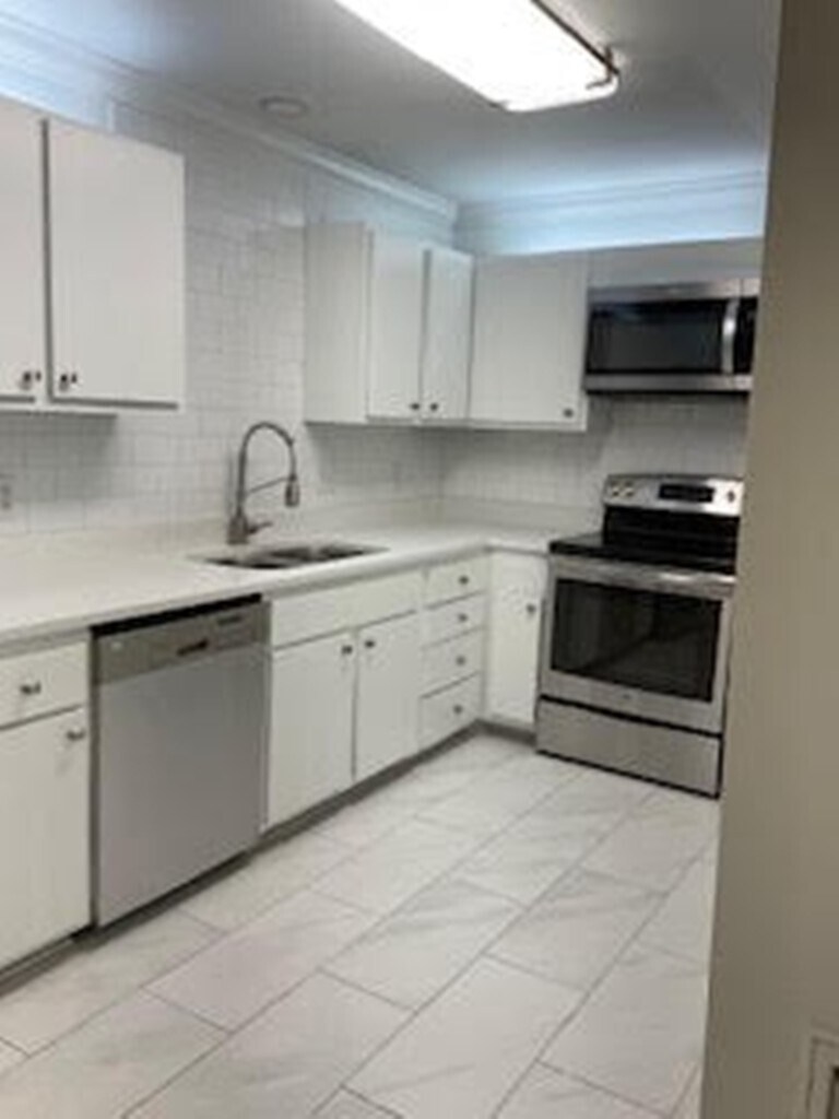 Building Photo - 1019 Woodland Vlg