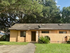 Building Photo - COZY 2/2 DUPLEX