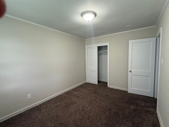 Building Photo - Nice 2 bedroom, 1 bath Duplex located in N...