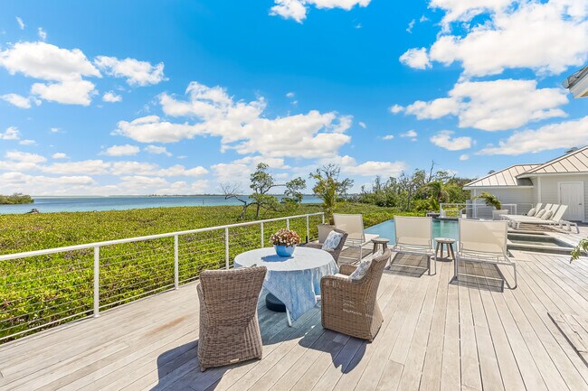 Building Photo - 4040 Loomis Ave