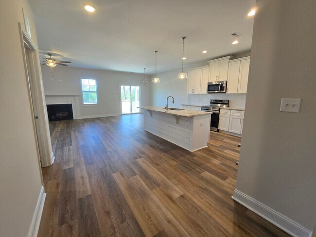 Building Photo - 4 Bedroom, 2 Bath Ranch Available for Rent Now!