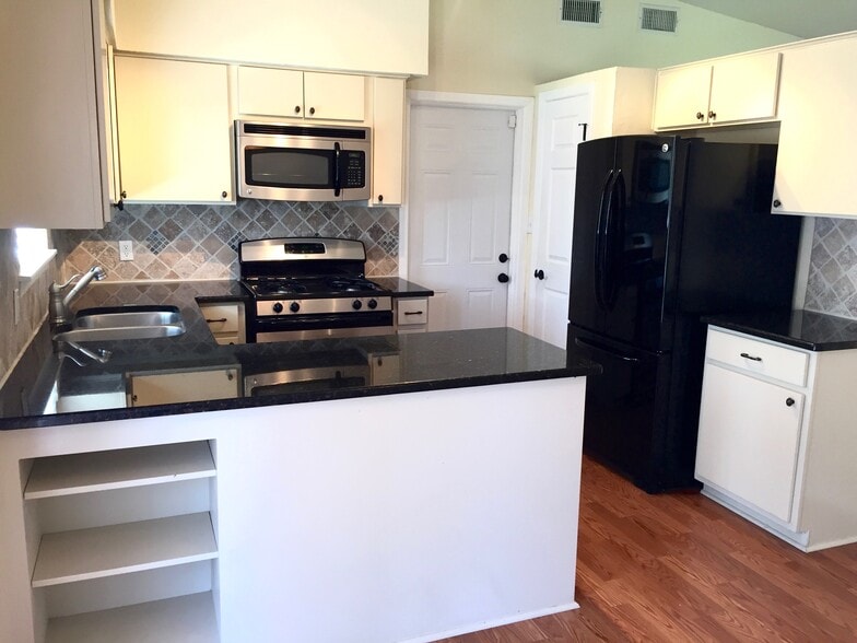 Building Photo - 1405 Green Forest Dr