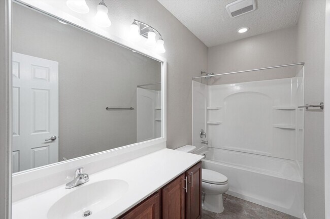 Building Photo - 224 Valle Alto Dr NE