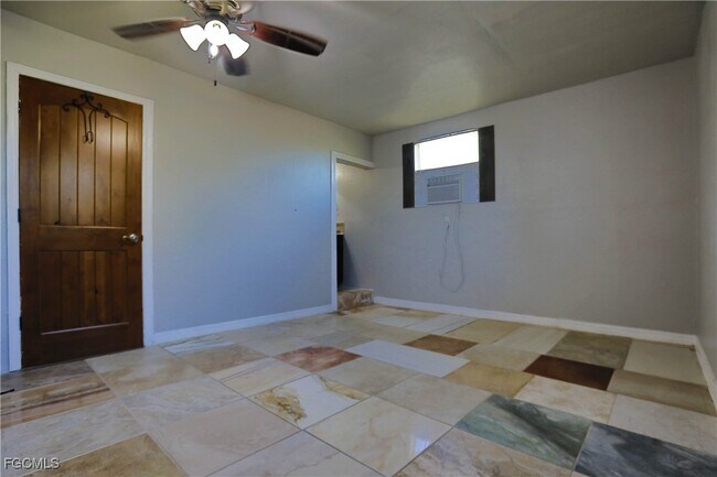 Building Photo - 907 Laredo Ave