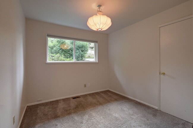 Building Photo - Classic Bellevue 3bd, 1.5ba Rambler Located in Perfect Enatai Location!