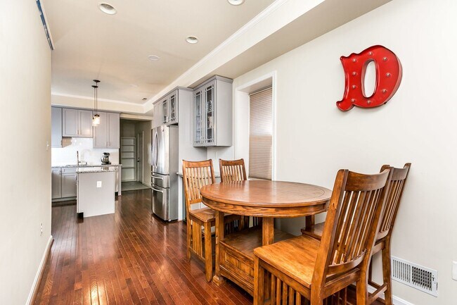 Building Photo - Stylish End-of-Group 2 bd 2.5bth Home in P...