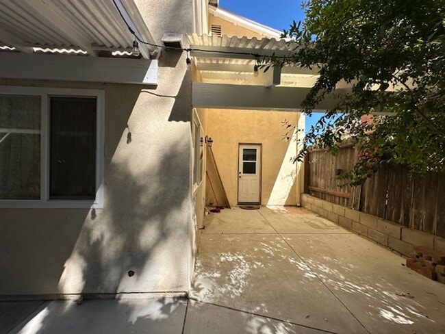 Building Photo - Stunning Newbury Park Home in model condit...