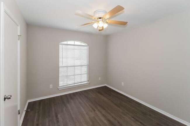 Building Photo - 2604 Hill Street Cove